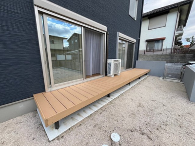 【外観】 | 呉市焼山泉ヶ丘二丁目　戸建 | ウッドデッキ付きでリビングからの出入りも可能　