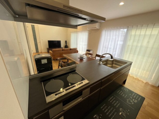 【キッチン】 | 呉市焼山泉ヶ丘二丁目　戸建 | リビングダイニングを一望できる対面式キッチン