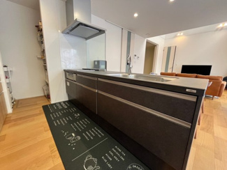 【キッチン】 | 呉市焼山泉ヶ丘二丁目　戸建 | キッチン横にはパントリーがあり備蓄もたっぷりできます