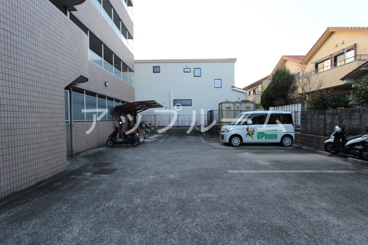 グローリ大島の駐車場