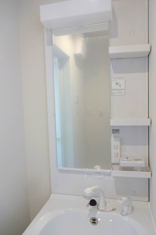 平野アパートの洗面所|ゆったりとスペースのある洗面所