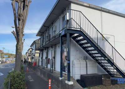 【外観】 | ハイツ葦 | 家を建てる場合、方位は要チェックです。現実的に日当たりのよい家ならばリビングは南側、建築基準法でも北側に当たる家への配慮は求められています。土地を見学に行く際は、方位磁針を持って行くようにしましょう。