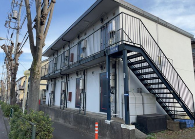 【外観】 | ハイツ葦 | 土地を買う際、住む地域の自治体や福祉の補助制度にも注目してみましょう。子供や老人の医療補助やゴミ出しのルールなど、自治体によってルールに大きな違いがあるため、暮らしやすい土地で判断するとよいでしょう。