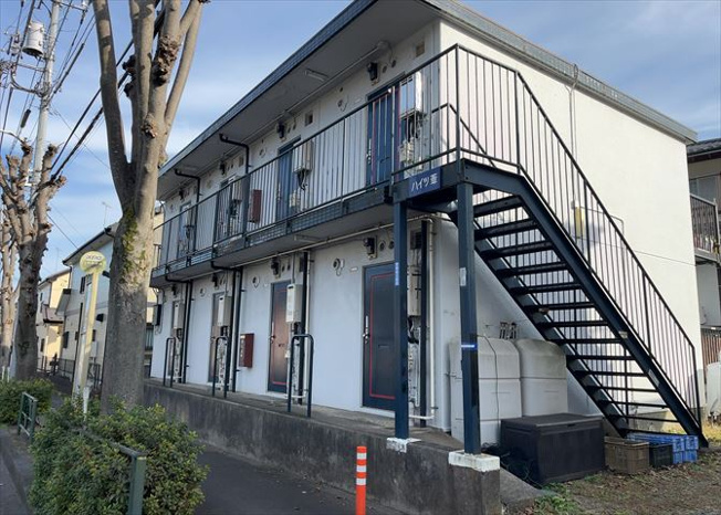 【外観】 | ハイツ葦 | 現地に行くなら、物件の周囲の地形がどうなっているかを見ることも大切です。周辺より低くなっている土地では、大雨などで水が集まりやすいため、地盤が弱くなっているということも考えられるため、注意が必要です。