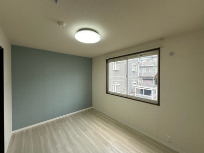 【洋室】 | WINDMILL D/ウィンドミル | 洋室6帖☆玄関から入って右側にあるお部屋です♪オシャレなアクセントクロスが魅力的なお部屋です☆