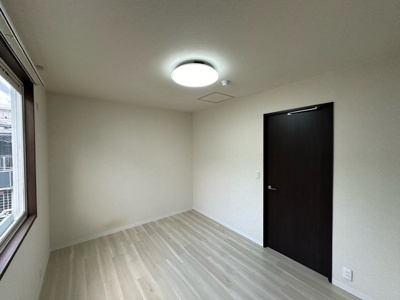 【寝室】 | WINDMILL D/ウィンドミル | 洋室6帖☆窓側からの眺めです！子供部屋や書斎・寝室など多用途に使えそうですね♪