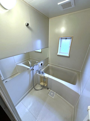 【浴室】 | WINDMILL D/ウィンドミル | 家族の入浴時間がずれても温められる追い焚き機能付きのバスルーム☆窓があるので湿気対策OK！ゆったりバスタイムでリラックス☆