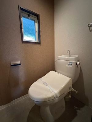 【トイレ】 | WINDMILL D/ウィンドミル | トイレは温水洗浄便座付き♪人気のバストイレ別です♪窓のあるトイレで換気もOK☆壁紙は落ち着いた色合いのアクセントクロス☆
