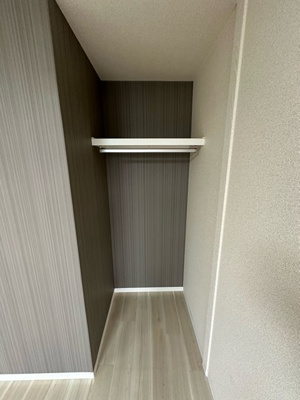 【収納】 | WINDMILL D/ウィンドミル | 南西向き洋室6帖のお部屋にあるオープンクローゼットです！お洋服もしわにならず、キレイに収納できます☆