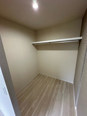 【収納】 | WINDMILL D/ウィンドミル | 洋室5帖のお部屋にあるウォークインクローゼットです！お洋服やお荷物をたくさんお持ちの方でも安心の収納力です◎