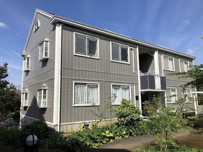 【外観】 | WINDMILL D/ウィンドミル | ペットOK♪ワンちゃん・ネコちゃんと暮らせる2階建てアパートです♪新百合ヶ丘駅にアクセス可能な最寄りバス停まで徒歩1分！ドラッグストアが近くて便利な住環境です☆