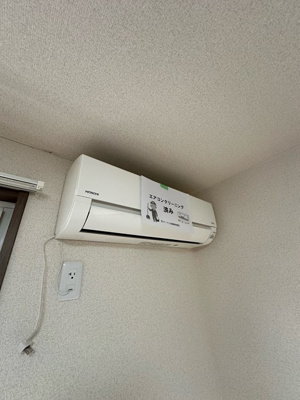 【設備】 | WINDMILL D/ウィンドミル | リビングダイニングキッチンと洋室5帖のお部屋には暑い夏や寒い冬に大活躍のエアコン付きです☆冷暖房完備で1年中快適に過ごせます♪