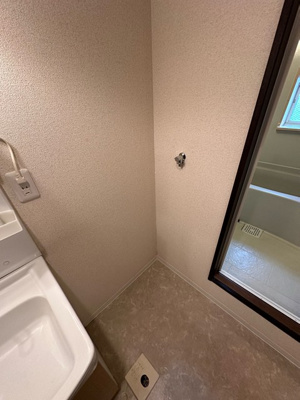 【設備】 | WINDMILL D/ウィンドミル | 洗面所内、洗髪洗面化粧台横にある室内洗濯機置き場です♪室内に置けるので洗濯機が傷みにくい☆