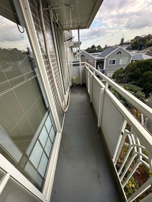 【バルコニー】 | WINDMILL D/ウィンドミル | バルコニーは南西向きなので、お洗濯物はお昼からでも乾きそう♪2部屋から出入りできるのでお洗濯物の出し入れに便利♪