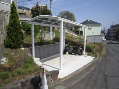 【その他共用部分】 | WINDMILL D/ウィンドミル | 屋根付きの駐輪場で雨が降っても大切な自転車が濡れなくてすみますね♪駅まで自転車もおすすめです！