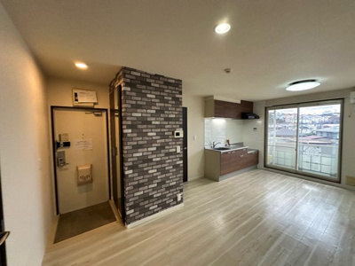 【居間・リビング】 | WINDMILL D/ウィンドミル | 南西向きリビングダイニングキッチン10帖☆バルコニーに繋がるお部屋です♪エアコン付きで1年中快適に過ごせますね◎