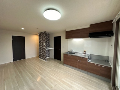 【居間・リビング】 | WINDMILL D/ウィンドミル | 南西向きリビングダイニングキッチン10帖☆窓側からの眺めです♪椅子とテーブルを囲んで家族団欒の時間を過ごせます♪