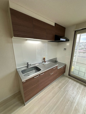 【キッチン】 | WINDMILL D/ウィンドミル | ガスコンロ設置可能のキッチンです☆窓があるので換気もOK！場所を取るお鍋やお皿もたっぷり収納できてお料理がはかどります！