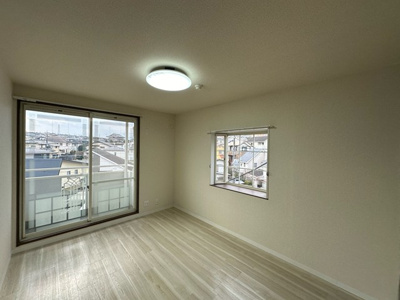 【洋室】 | WINDMILL D/ウィンドミル | 南西向き洋室6帖☆バルコニーに繋がる角部屋二面採光のお部屋です！出窓があるのでインテリアを飾って楽しむこともできますね♪