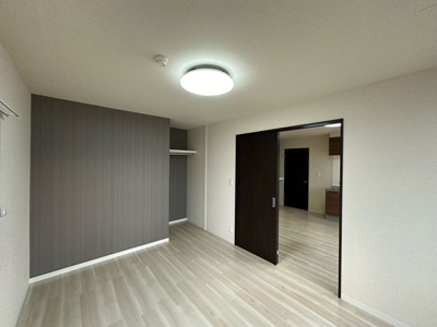 【洋室】 | WINDMILL D/ウィンドミル | 南西向き洋室6帖☆オープンクローゼットがあります♪お洋服がスッキリ収納できて、整理しやすくなりますね☆