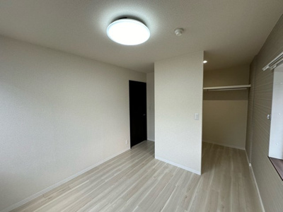 【寝室】 | WINDMILL D/ウィンドミル | 洋室5帖☆ウォークインクローゼットがあります♪荷物やお洋服をたっぷり収納できてお部屋が片付きます☆