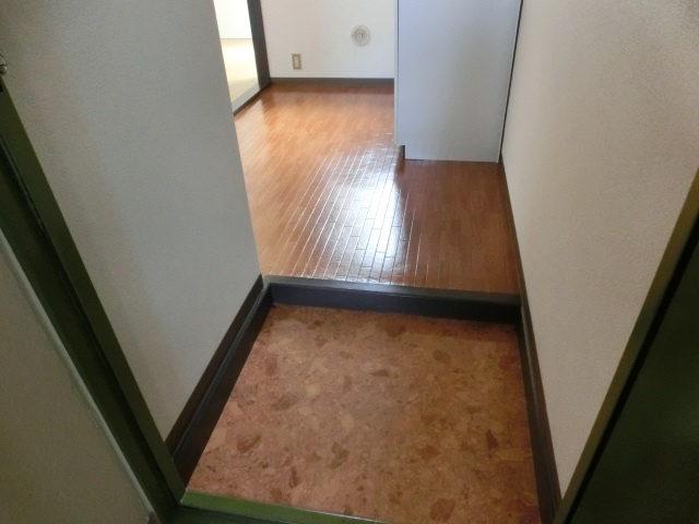 メゾン宇品の玄関|明るい玄関です