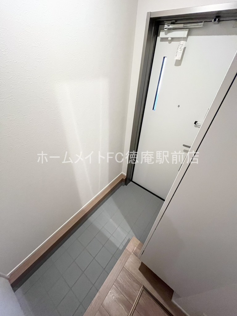 東大阪市南鴻池町１丁目のアパートの玄関