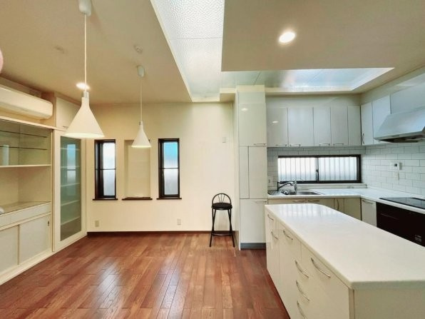 翠香園町　中古一戸建ての居間・リビング|LDK13.0帖　陽当たり良好
■物件内覧・資金計画相談・住宅ローン相談、リフォーム相談、お問合せ受付中■
※当日・翌日のご内覧、ご相談はお電話でのお問合せがスムーズです！