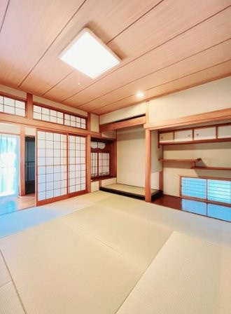 翠香園町　中古一戸建ての和室|和室8.0帖　床の間
■物件内覧・資金計画相談・住宅ローン相談、リフォーム相談、お問合せ受付中■
※当日・翌日のご内覧、ご相談はお電話でのお問合せがスムーズです！