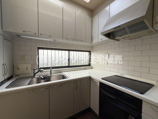 翠香園町　中古一戸建てのキッチン|L字型キッチン
■物件内覧・資金計画相談・住宅ローン相談、リフォーム相談、お問合せ受付中■
※当日・翌日のご内覧、ご相談はお電話でのお問合せがスムーズです！