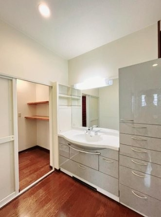 翠香園町　中古一戸建ての独立洗面台|広々した洗面室　収納豊富
■物件内覧・資金計画相談・住宅ローン相談、リフォーム相談、お問合せ受付中■
※当日・翌日のご内覧、ご相談はお電話でのお問合せがスムーズです！