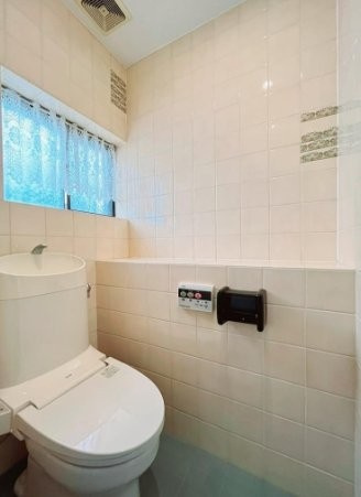 翠香園町　中古一戸建てのトイレ|トイレ　温水洗浄便座
■物件内覧・資金計画相談・住宅ローン相談、リフォーム相談、お問合せ受付中■
※当日・翌日のご内覧、ご相談はお電話でのお問合せがスムーズです！