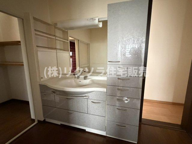 翠香園町　中古一戸建ての独立洗面台|■物件内覧・資金計画相談・住宅ローン相談、リフォーム相談、お問合せ受付中■
※当日・翌日のご内覧、ご相談はお電話でのお問合せがスムーズです！