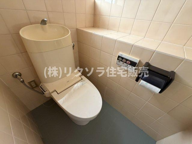 翠香園町　中古一戸建てのトイレ|温水洗浄便座付き
■物件内覧・資金計画相談・住宅ローン相談、リフォーム相談、お問合せ受付中■
※当日・翌日のご内覧、ご相談はお電話でのお問合せがスムーズです！