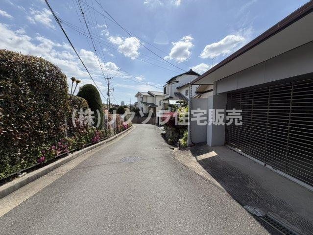 翠香園町　中古一戸建ての前面道路含む現地写真|前道　南東　幅員4.0ｍ
■物件内覧・資金計画相談・住宅ローン相談、リフォーム相談、お問合せ受付中■
※当日・翌日のご内覧、ご相談はお電話でのお問合せがスムーズです！