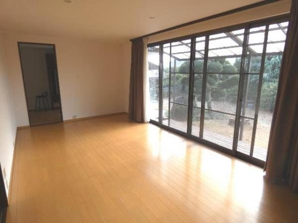 翠香園町　中古一戸建ての洋室|洋室14.0帖　南西向き　陽当たり良好
■物件内覧・資金計画相談・住宅ローン相談、リフォーム相談、お問合せ受付中■
※当日・翌日のご内覧、ご相談はお電話でのお問合せがスムーズです！