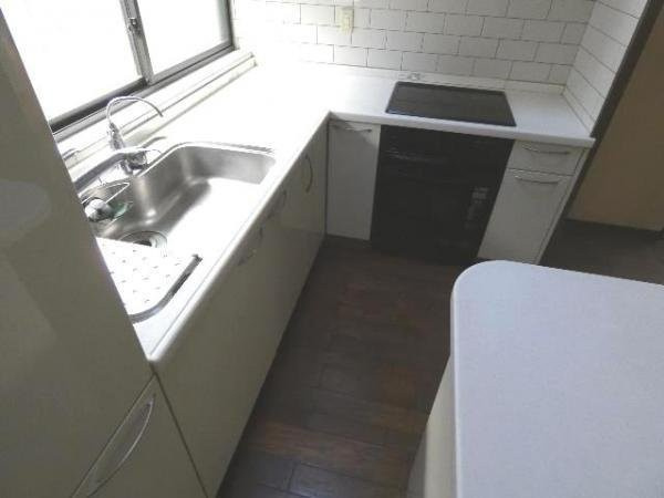 翠香園町　中古一戸建てのキッチン|キッチン　L 字キッチン　IHクッキングヒーター
■物件内覧・資金計画相談・住宅ローン相談、リフォーム相談、お問合せ受付中■
※当日・翌日のご内覧、ご相談はお電話でのお問合せがスムーズです！