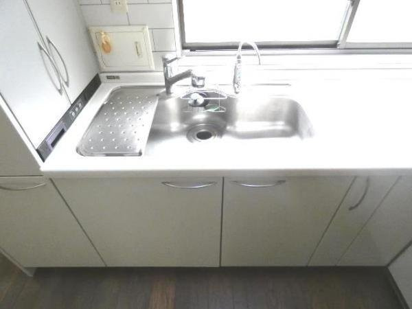 翠香園町　中古一戸建てのキッチン|キッチン　窓
■物件内覧・資金計画相談・住宅ローン相談、リフォーム相談、お問合せ受付中■
※当日・翌日のご内覧、ご相談はお電話でのお問合せがスムーズです！