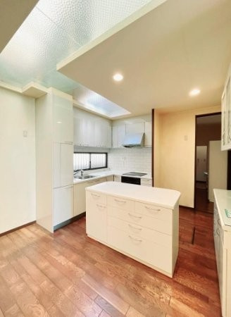 翠香園町　中古一戸建てのキッチン|LDK13.0帖　カップボード
■物件内覧・資金計画相談・住宅ローン相談、リフォーム相談、お問合せ受付中■
※当日・翌日のご内覧、ご相談はお電話でのお問合せがスムーズです！