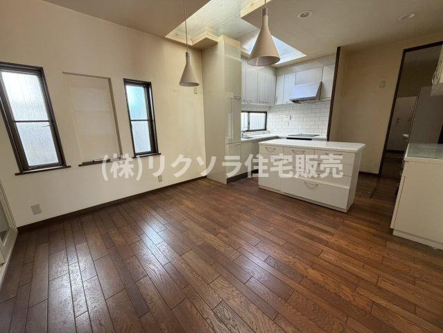 翠香園町　中古一戸建てのキッチン|LDK13.0帖　カップボード
■物件内覧・資金計画相談・住宅ローン相談、リフォーム相談、お問合せ受付中■
※当日・翌日のご内覧、ご相談はお電話でのお問合せがスムーズです！