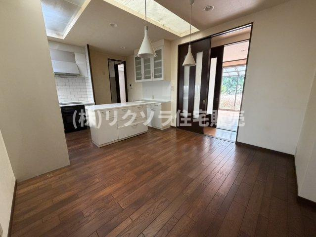 翠香園町　中古一戸建ての居間・リビング|LDK13.0帖
■物件内覧・資金計画相談・住宅ローン相談、リフォーム相談、お問合せ受付中■
※当日・翌日のご内覧、ご相談はお電話でのお問合せがスムーズです！