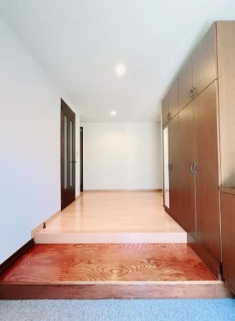 翠香園町　中古一戸建ての玄関|玄関　収納豊富
■物件内覧・資金計画相談・住宅ローン相談、リフォーム相談、お問合せ受付中■
※当日・翌日のご内覧、ご相談はお電話でのお問合せがスムーズです！