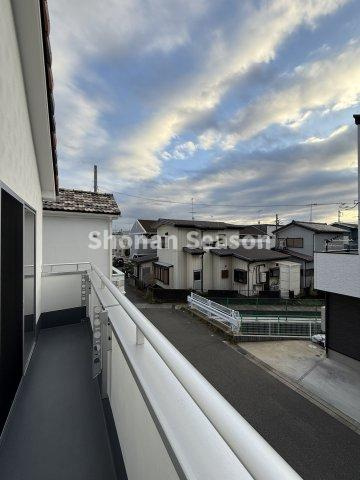 【バルコニー】 | バルコニーからの眺めは穏やかな環境が広がり開放的です。毎日のお洗濯時にも、ほっと一息できる時間になりそうですね。