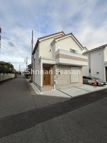 【外観】 | 2方（北・西）道路に面した、開放感あふれる角住居◎
プライバシーが守れる住み心地も快適なお住まいです♪