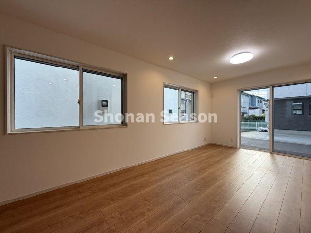 【居間・リビング】 | 15.87帖の広々リビング◎
お気に入りの家具をご用意して、快適な新生活をお迎えしませんか♪