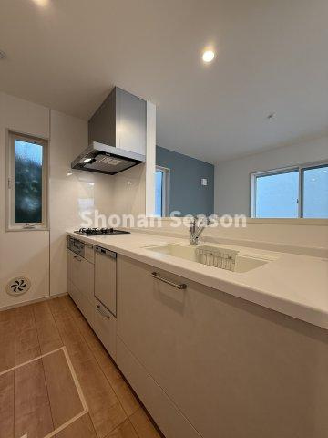 【キッチン】 | キッチンはリビング全体を見渡せる対面式◎
食洗機を搭載し、家事負担をグッと軽減できますよ♪