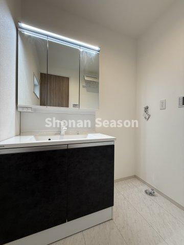 【独立洗面台】 | ミラー裏部分にも収納スペースが確保された独立洗面台◎
ケア用品の収納にもおすすめですよ♪