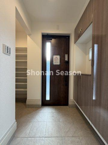 【玄関】 | 玄関には大容量「SIC」を完備◎
かさばるベビーカー・アウトドア用品の収納にも一役買ってくれますよ♪