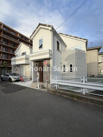 【駐車場】 | 前面道路との高低差なく駐車もスムーズ！
ぜひ現地でサイズ等、ご確認下さいね♪