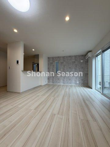 【居間・リビング】 | 広々としたリビングに、充実設備のキッチンを備えた3LDK◎
